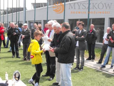 Zdjęcie: Organizatorzy turnieju wręczyli nagrodę indywidualną dla najlepszego bramkarza , którym okazał się wychowanek UKS MOSiR Myszków Maciej Pilarski